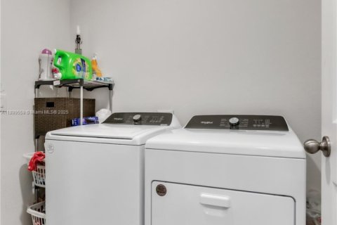 House in Cape Coral, Florida 3 bedrooms, 144.09 sq.m. № 1971449 - photo 23