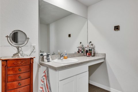 House in Cape Coral, Florida 3 bedrooms, 144.09 sq.m. № 1971449 - photo 12