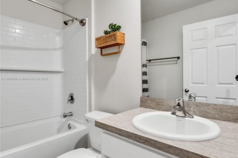 House in Cape Coral, Florida 3 bedrooms, 144.09 sq.m. № 1971449 - photo 24