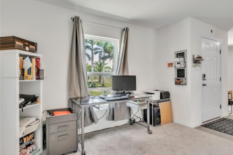 House in Cape Coral, Florida 3 bedrooms, 144.09 sq.m. № 1971449 - photo 17