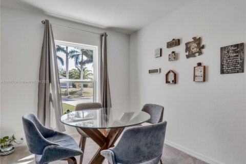 House in Cape Coral, Florida 3 bedrooms, 144.09 sq.m. № 1971449 - photo 5