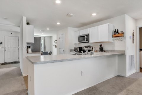 House in Cape Coral, Florida 3 bedrooms, 144.09 sq.m. № 1971449 - photo 7