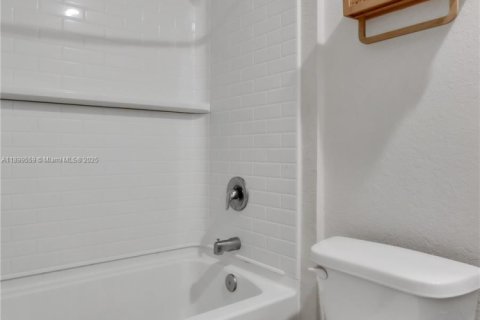 House in Cape Coral, Florida 3 bedrooms, 144.09 sq.m. № 1971449 - photo 20