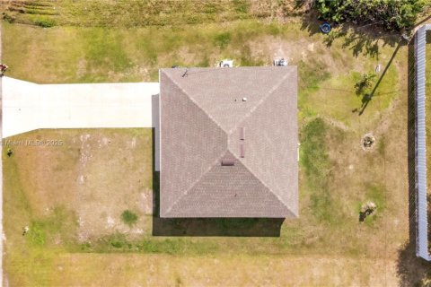 House in Cape Coral, Florida 3 bedrooms, 144.09 sq.m. № 1971449 - photo 27