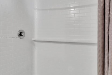 House in Cape Coral, Florida 3 bedrooms, 144.09 sq.m. № 1971449 - photo 13