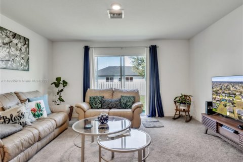 House in Cape Coral, Florida 3 bedrooms, 144.09 sq.m. № 1971449 - photo 9