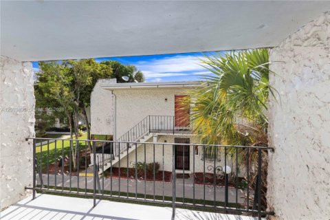 Condo in Palmetto Bay, Florida, 2 bedrooms  № 2076561 - photo 18