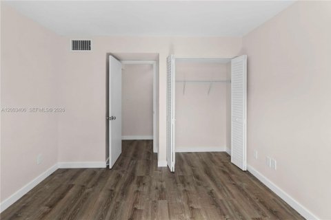 Condo in Palmetto Bay, Florida, 2 bedrooms  № 2076561 - photo 17