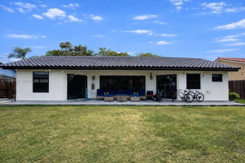 House in Miami, Florida 3 bedrooms, 140.75 sq.m. № 2010685 - photo 29