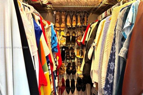 House in Miami, Florida 3 bedrooms, 140.75 sq.m. № 2010685 - photo 21