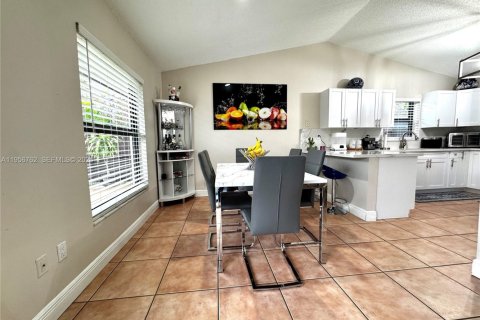 House in Miami, Florida 3 bedrooms, 140.75 sq.m. № 2010685 - photo 16