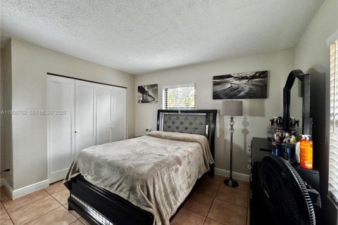 House in Miami, Florida 3 bedrooms, 140.75 sq.m. № 2010685 - photo 23