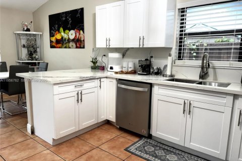 House in Miami, Florida 3 bedrooms, 140.75 sq.m. № 2010685 - photo 9