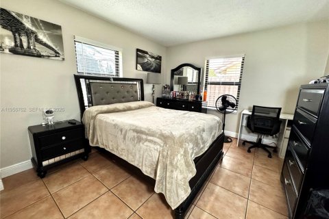 House in Miami, Florida 3 bedrooms, 140.75 sq.m. № 2010685 - photo 24