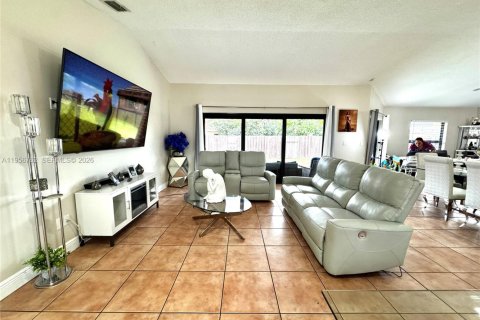 House in Miami, Florida 3 bedrooms, 140.75 sq.m. № 2010685 - photo 4