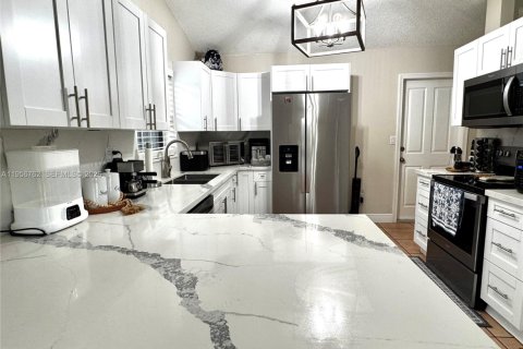 House in Miami, Florida 3 bedrooms, 140.75 sq.m. № 2010685 - photo 14