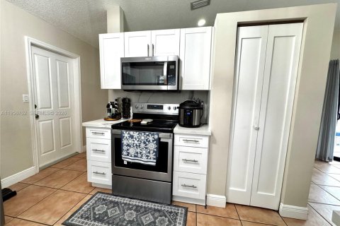 House in Miami, Florida 3 bedrooms, 140.75 sq.m. № 2010685 - photo 12