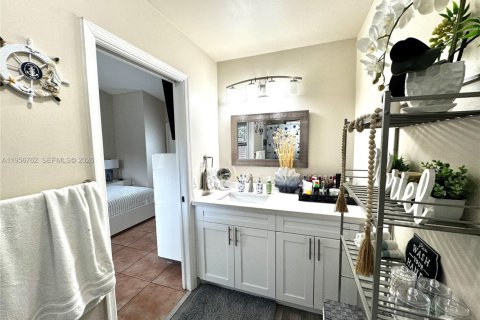 House in Miami, Florida 3 bedrooms, 140.75 sq.m. № 2010685 - photo 17