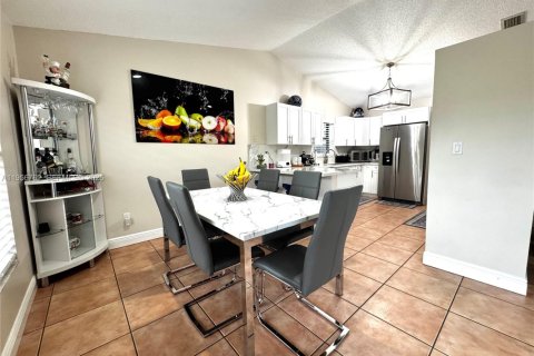 House in Miami, Florida 3 bedrooms, 140.75 sq.m. № 2010685 - photo 15