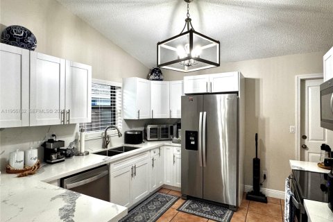 House in Miami, Florida 3 bedrooms, 140.75 sq.m. № 2010685 - photo 10