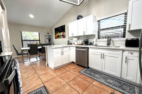 House in Miami, Florida 3 bedrooms, 140.75 sq.m. № 2010685 - photo 8