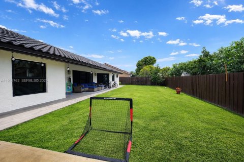 House in Miami, Florida 3 bedrooms, 140.75 sq.m. № 2010685 - photo 30