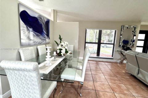 House in Miami, Florida 3 bedrooms, 140.75 sq.m. № 2010685 - photo 7