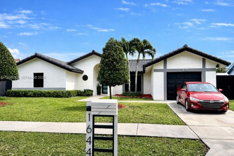 House in Miami, Florida 3 bedrooms, 140.75 sq.m. № 2010685 - photo 2