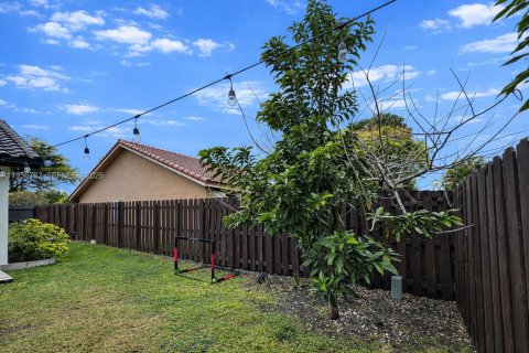 House in Miami, Florida 3 bedrooms, 140.75 sq.m. № 2010685 - photo 28