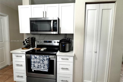 House in Miami, Florida 3 bedrooms, 140.75 sq.m. № 2010685 - photo 13