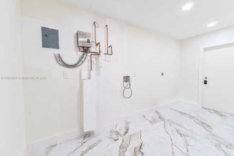 House in Miami, Florida 4 bedrooms, 350.98 sq.m. № 1953507 - photo 17