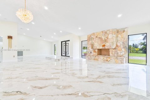 House in Miami, Florida 4 bedrooms, 350.98 sq.m. № 1953507 - photo 7