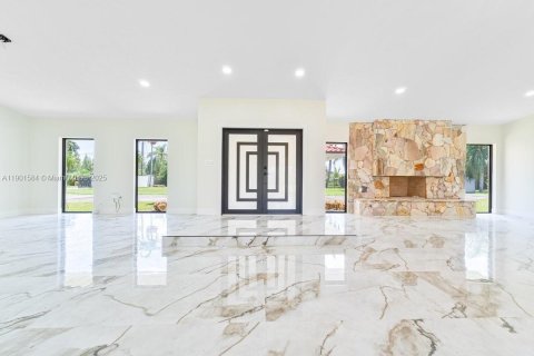 House in Miami, Florida 4 bedrooms, 350.98 sq.m. № 1953507 - photo 5