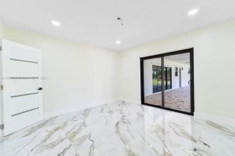 House in Miami, Florida 4 bedrooms, 350.98 sq.m. № 1953507 - photo 19