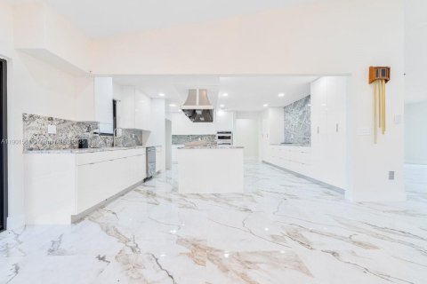 House in Miami, Florida 4 bedrooms, 350.98 sq.m. № 1953507 - photo 11