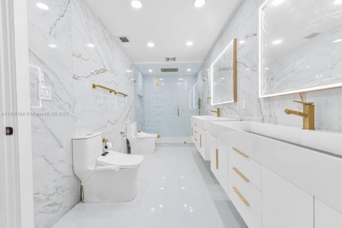 House in Miami, Florida 4 bedrooms, 350.98 sq.m. № 1953507 - photo 22