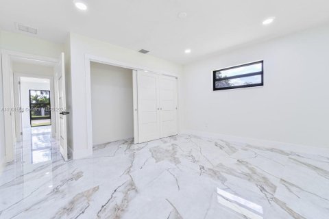House in Miami, Florida 4 bedrooms, 350.98 sq.m. № 1953507 - photo 14