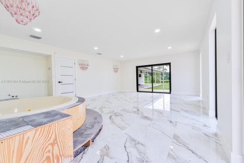 House in Miami, Florida 4 bedrooms, 350.98 sq.m. № 1953507 - photo 21