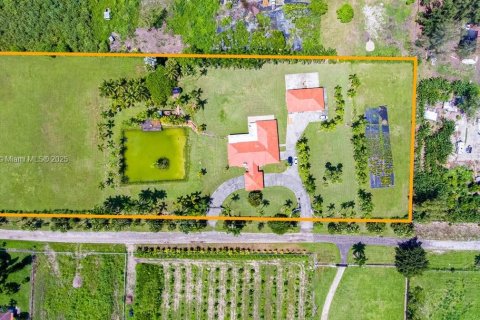 House in Miami, Florida 4 bedrooms, 350.98 sq.m. № 1953507 - photo 4