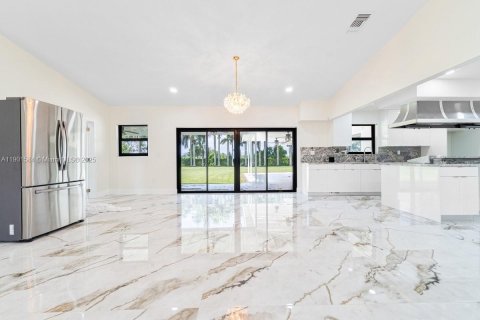 House in Miami, Florida 4 bedrooms, 350.98 sq.m. № 1953507 - photo 8