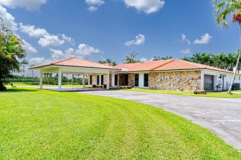 House in Miami, Florida 4 bedrooms, 350.98 sq.m. № 1953507 - photo 1