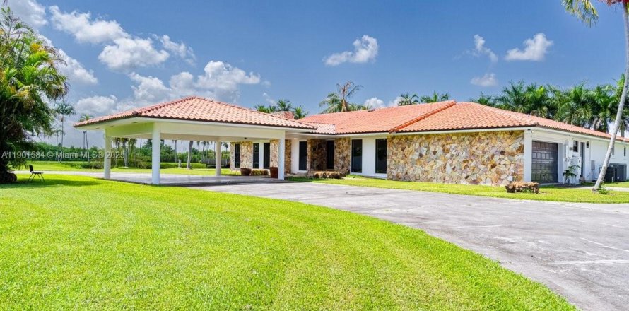 House in Miami, Florida 4 bedrooms, 350.98 sq.m. № 1953507