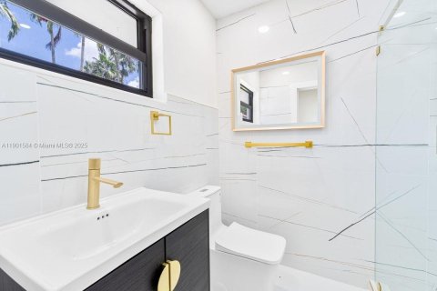 House in Miami, Florida 4 bedrooms, 350.98 sq.m. № 1953507 - photo 18