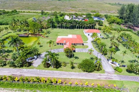 House in Miami, Florida 4 bedrooms, 350.98 sq.m. № 1953507 - photo 2