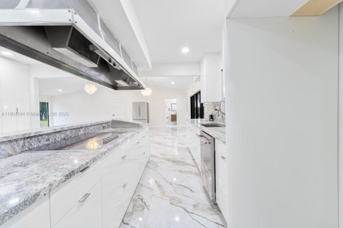House in Miami, Florida 4 bedrooms, 350.98 sq.m. № 1953507 - photo 10