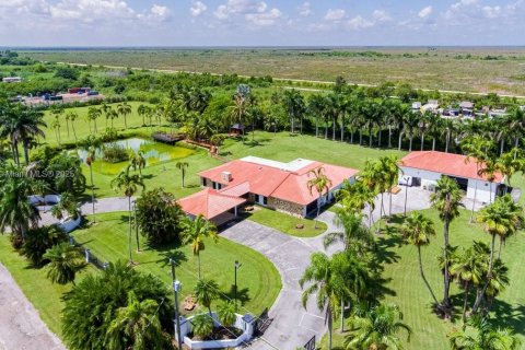 House in Miami, Florida 4 bedrooms, 350.98 sq.m. № 1953507 - photo 3