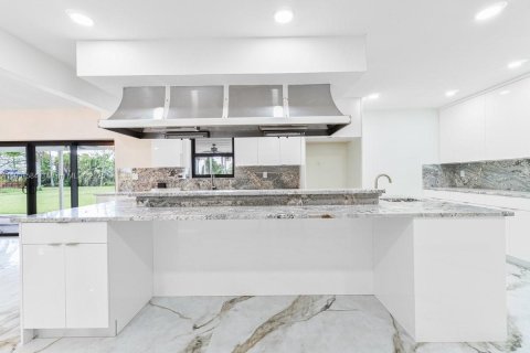 House in Miami, Florida 4 bedrooms, 350.98 sq.m. № 1953507 - photo 9
