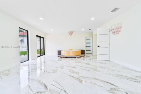 House in Miami, Florida 4 bedrooms, 350.98 sq.m. № 1953507 - photo 20