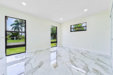 House in Miami, Florida 4 bedrooms, 350.98 sq.m. № 1953507 - photo 12