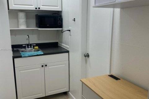 Propiedad comercial en alquiler en Miami, Florida, 1 dormitorio, 166.85 m2 № 2085962 - foto 8